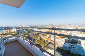 Suite junior, vistas a la ciudad | Caja fuerte, escritorio, espacio para trabajar con un portátil