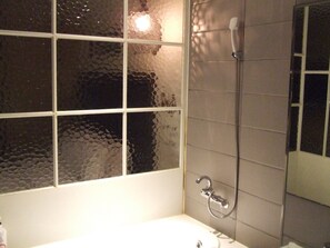 Deep-soaking bathtub, free toiletries, towels