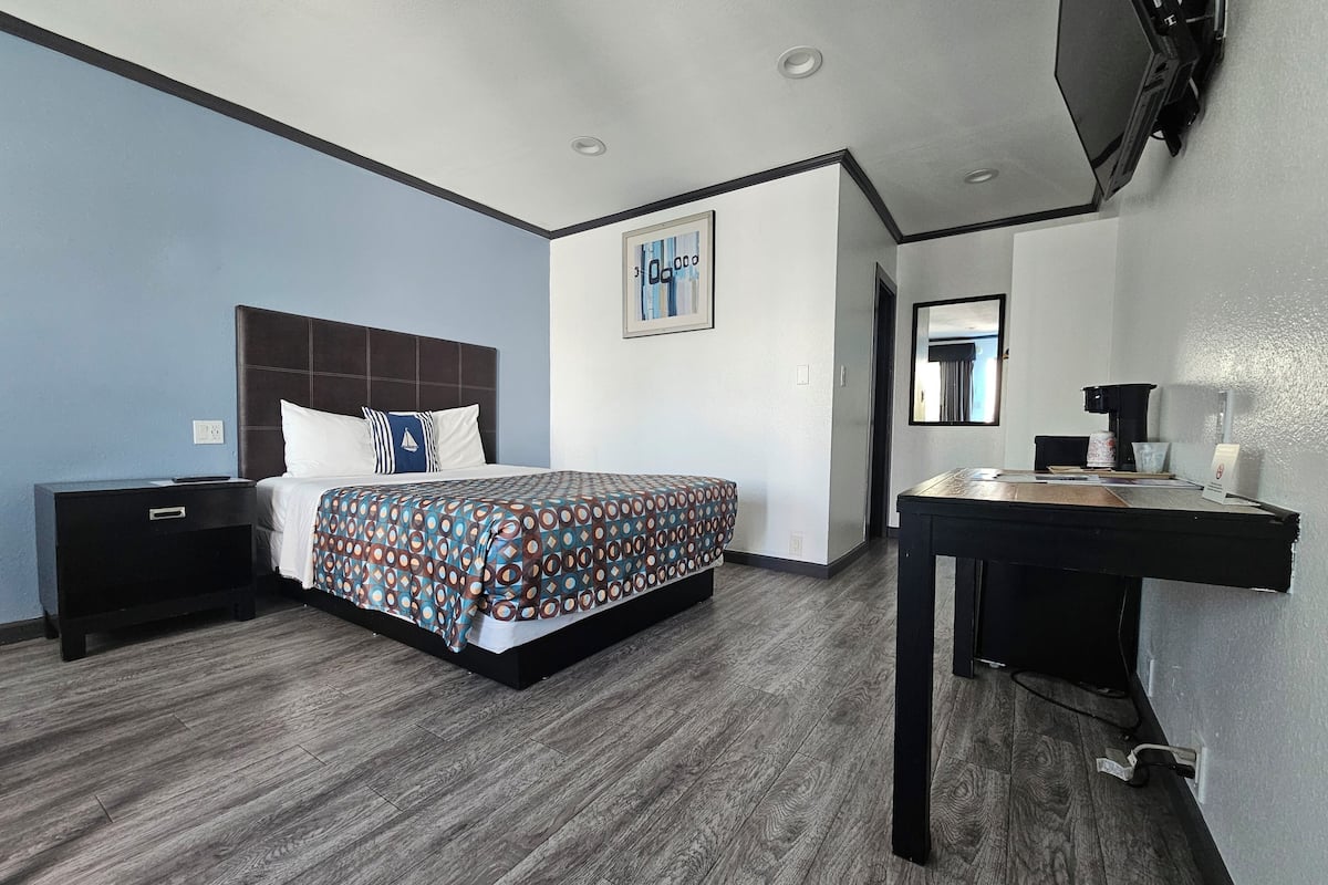 Basic Room, 1 Queen Bed
