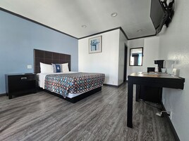 Standard Queen Room | Desk, blackout drapes, free WiFi, bed sheets