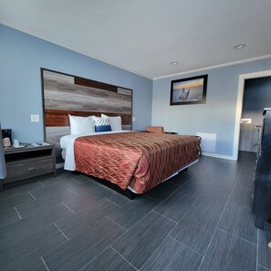 Desk, blackout drapes, free WiFi, bed sheets - The Guest Harbor Inn - Port of Los Angeles San Pedro (San Pedro)