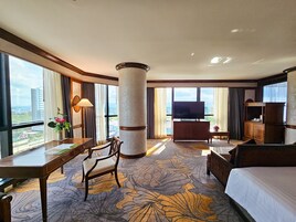 小型套房 | 防过敏的被褥、迷你吧、客房内保险箱、办公桌