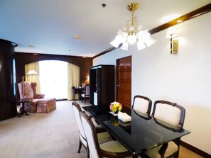 Phòng Suite Executive | Khu vực ăn uống tại phòng