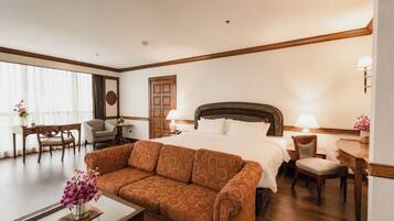 Junior Suite | Hypo-allergenic bedding, minibar, in-room safe, desk
