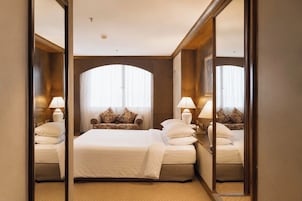 Executive Suite | Hypo-allergenic bedding, minibar, in-room safe, desk