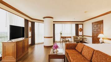 Junior Suite | Hypo-allergenic bedding, minibar, in-room safe, desk