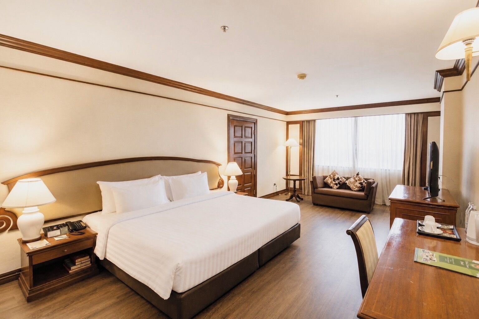Deluxe Room | Seprai antialergi, minibar, brankas, dan meja kerja