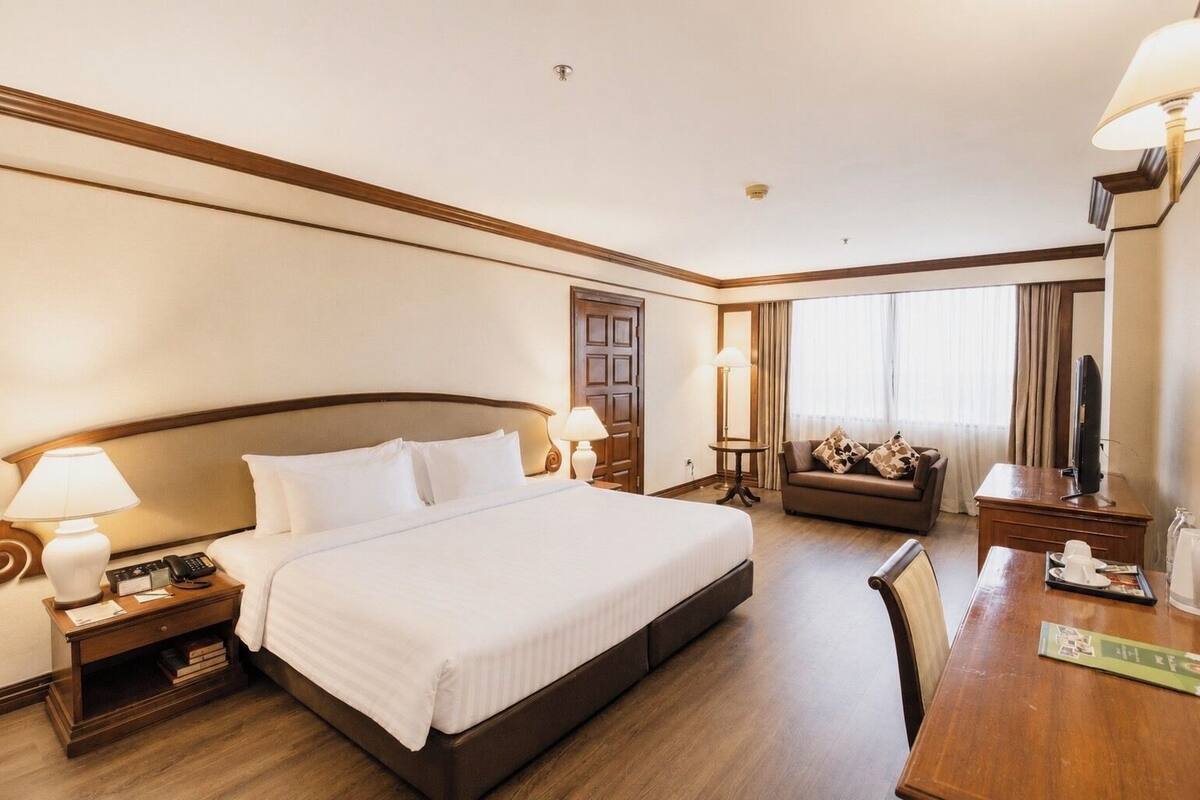 Deluxe Room | Ropa de cama hipoalergénica, minibar, caja fuerte y escritorio