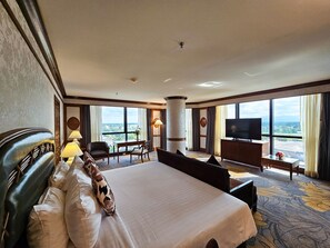 Junior Suite | 1 bedroom, hypo-allergenic bedding, minibar, in-room safe