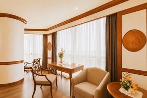 ห้องจูเนียร์สวีท | เครื่องนอนป้องกันสารก่อภูมิแพ้, มินิบาร์, ตู้นิรภัยในห้องพัก, โต๊ะทำงาน