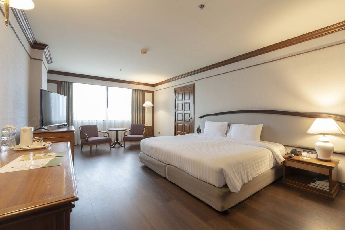 Ropa de cama hipoalergénica, minibar, caja fuerte y escritorio