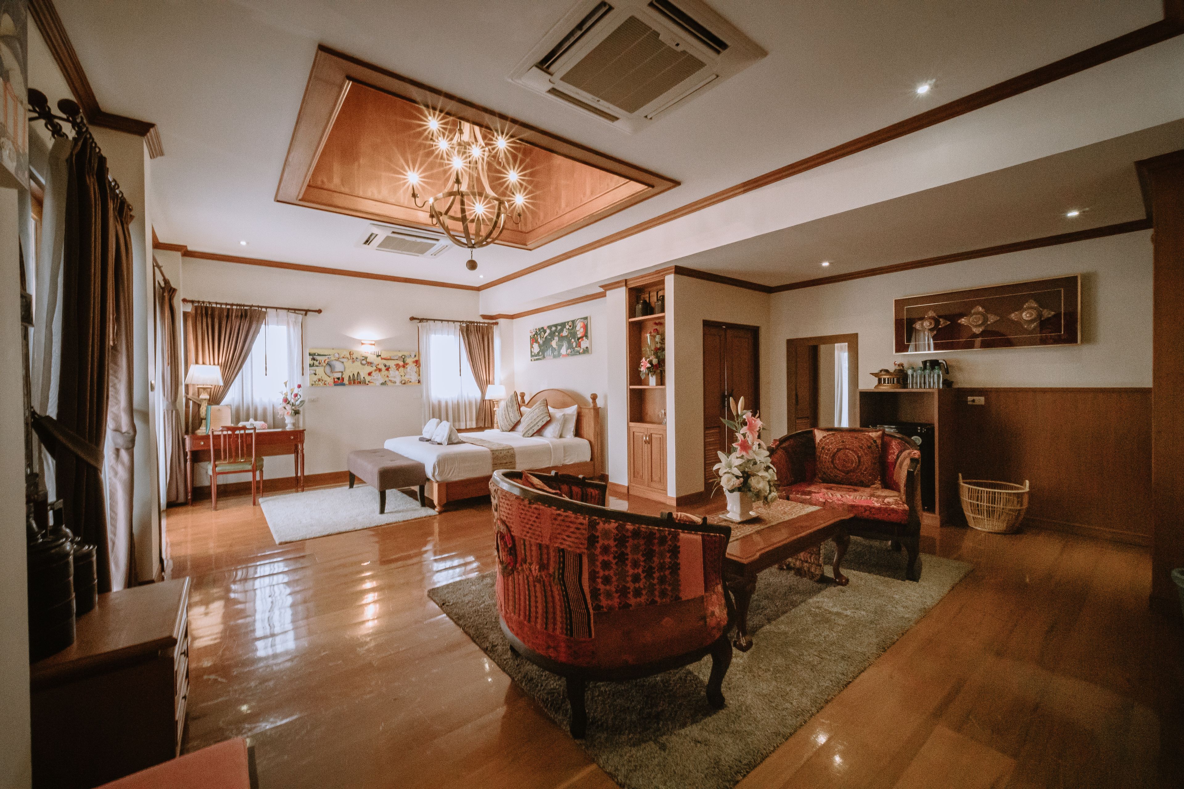 grand deluxe pool view with bathtub | premium bedding, minibar, in-room safe, desk