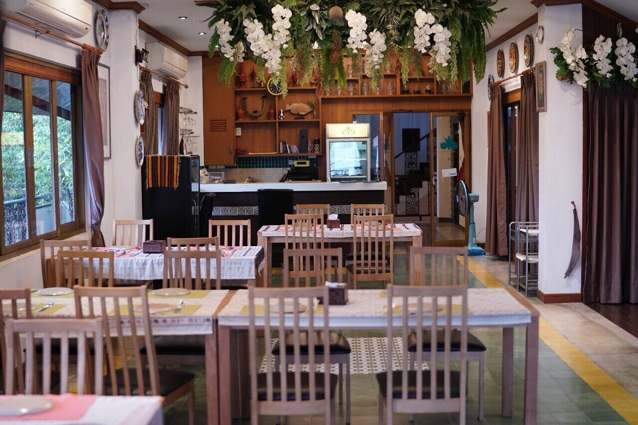 breakfast and dinner served, thai cuisine