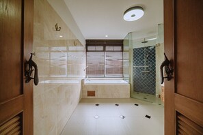 Grand Deluxe Pool View with Bathtub | Hochwertige Bettwaren, Minibar, Zimmersafe, Schreibtisch
