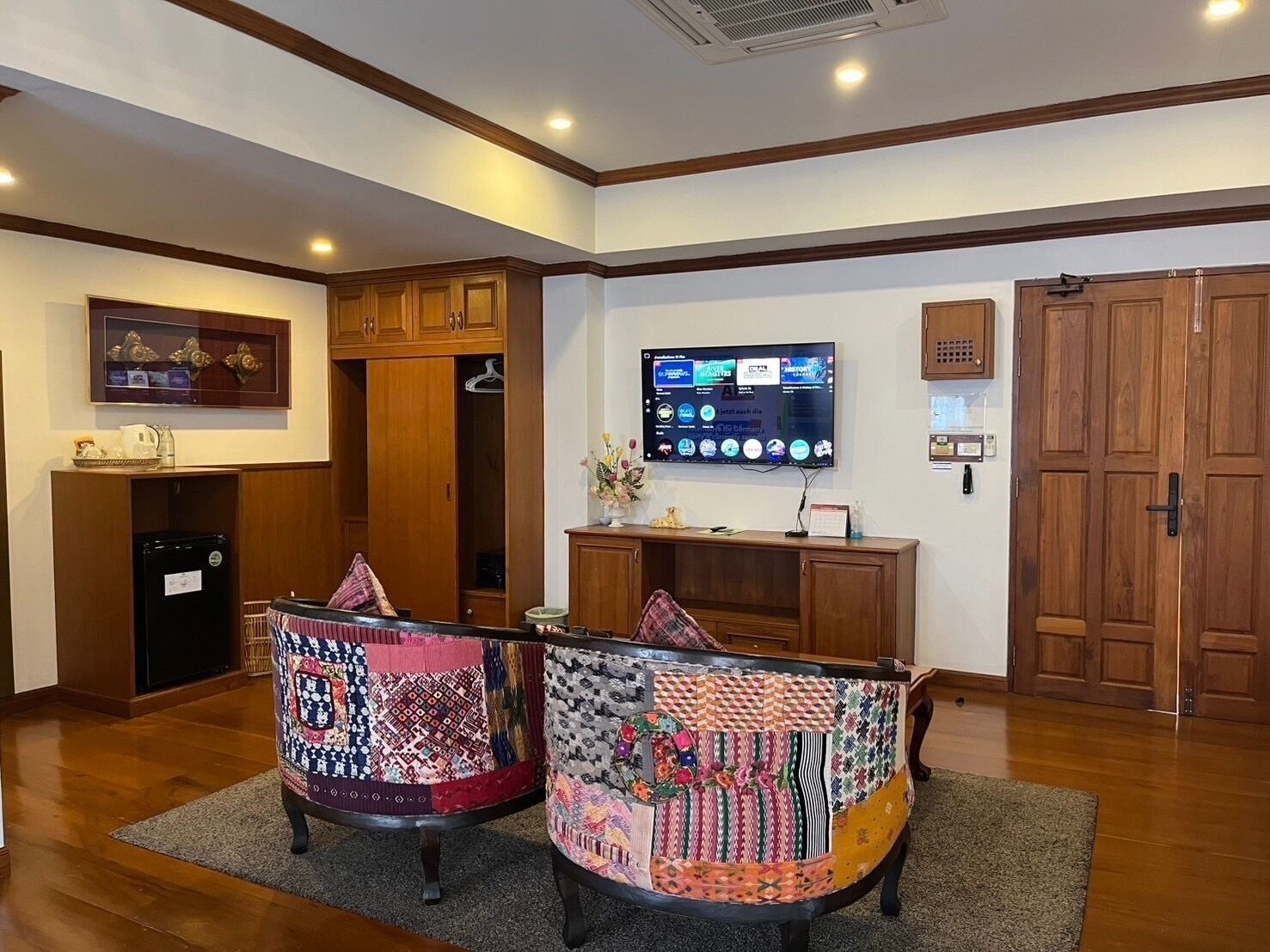 grand deluxe pool view with bathtub | living area | 32-inch lcd tv with cable channels, tv