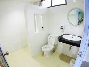Kahden hengen superior-huone | Kylpyhuone | Suihku, sadesuihkupää, ilmaiset hygieniatuotteet, pyyhkeet