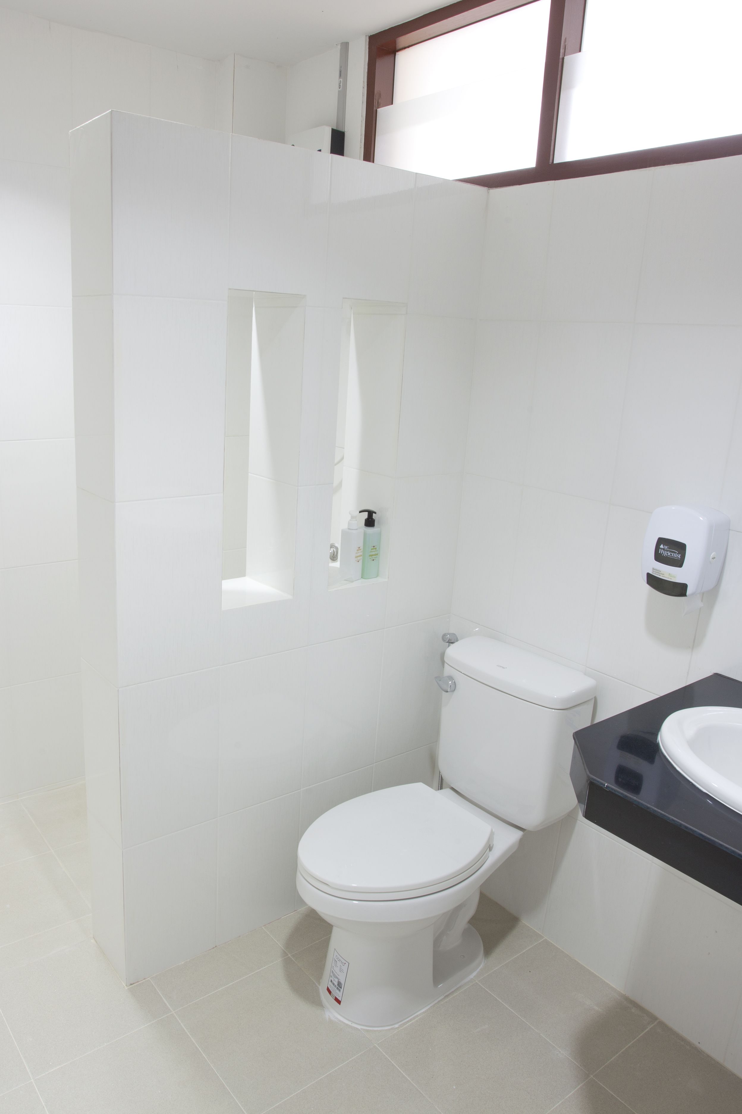 shower, rainfall showerhead, free toiletries, towels