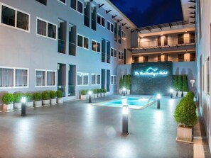Kolam renang outdoor, dengan kursi berjemur