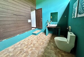 Ducha, artículos de tocador gratuitos, secador de pelo, toallas