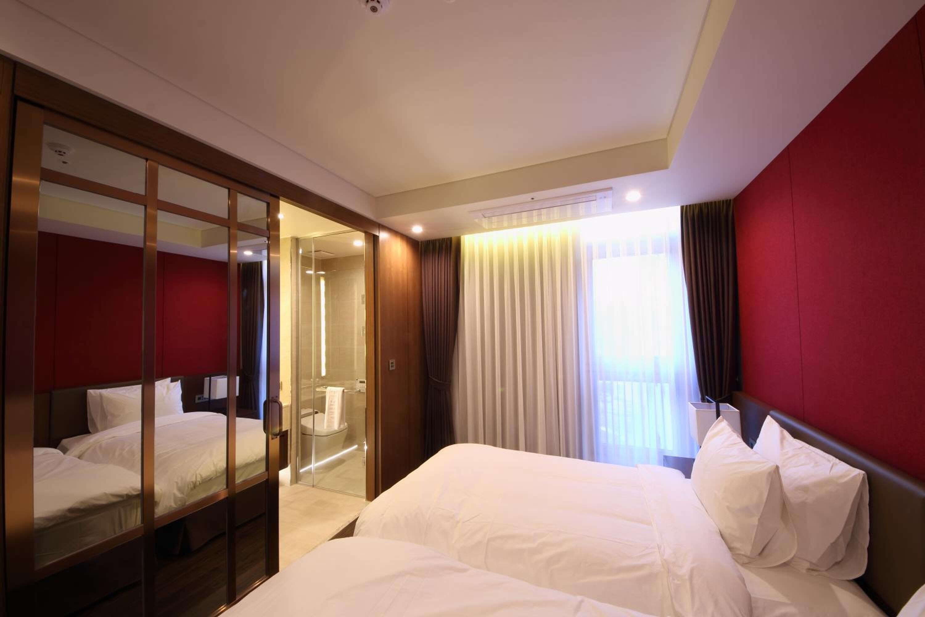 Premium bedding, in-room safe, desk, soundproofing
