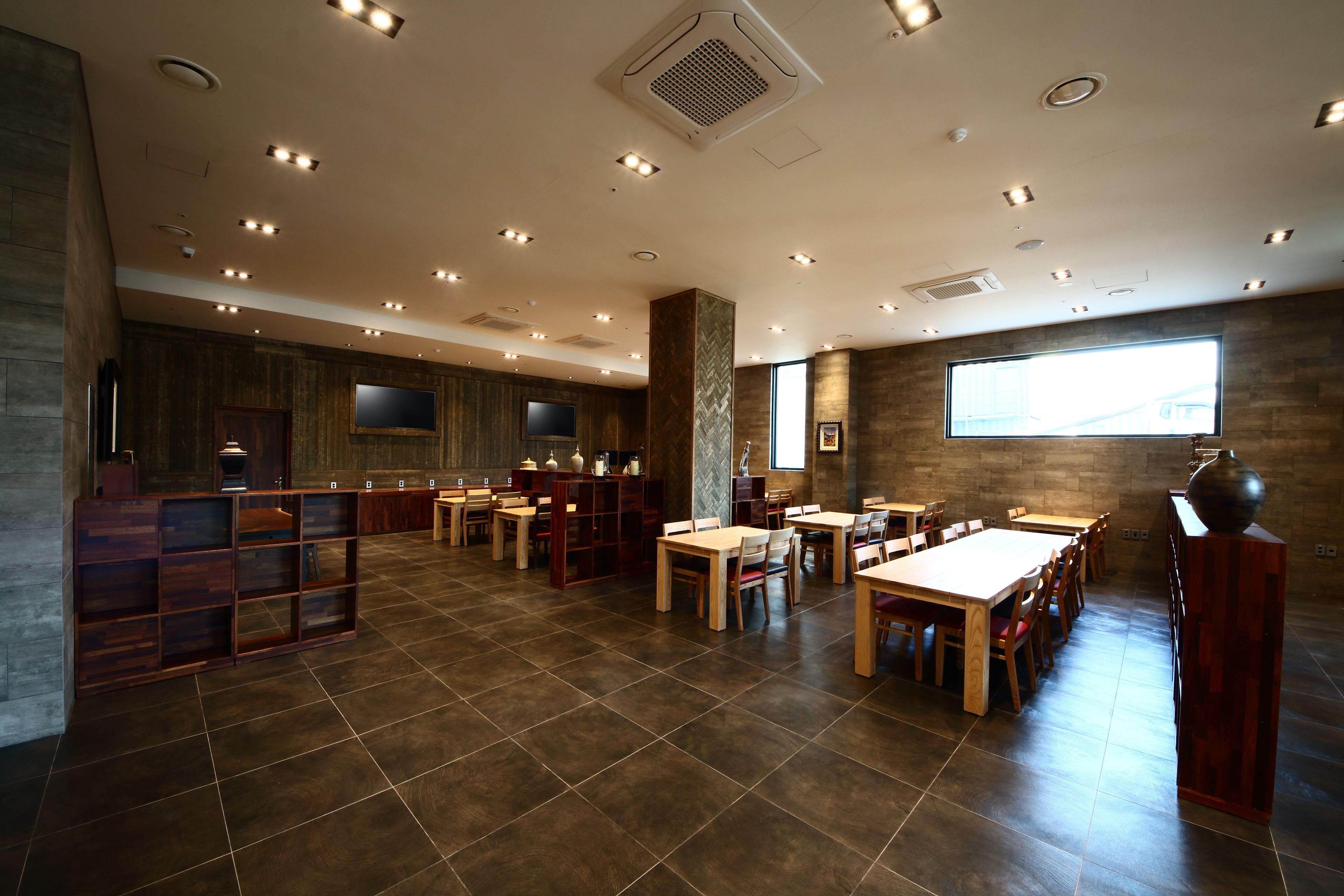 daily buffet breakfast (krw 33000 per person)