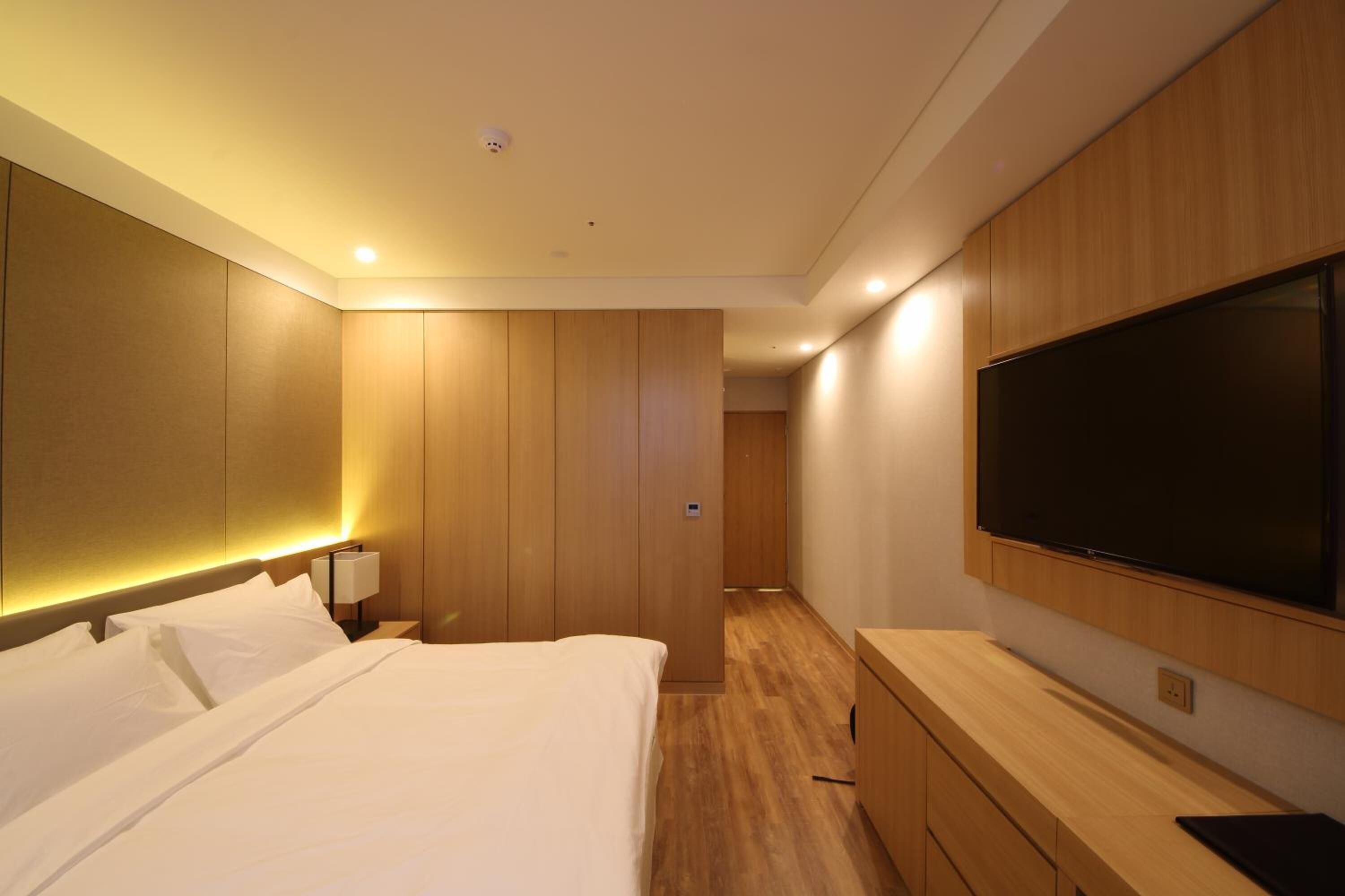 premium bedding, in-room safe, desk, soundproofing