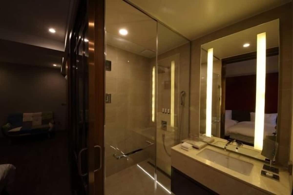 Douche, articles de toilette gratuits, peignoirs, chaussons