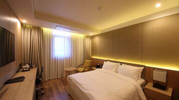 Standard Double Room | Premium bedding, in-room safe, desk, soundproofing