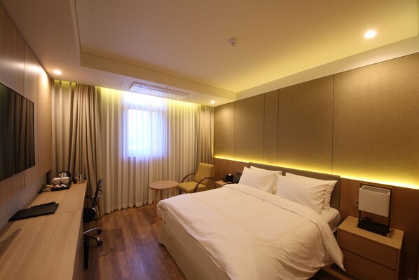 Chambre Double Standard | Literie de qualité supérieure, coffres-forts dans les chambres, bureau