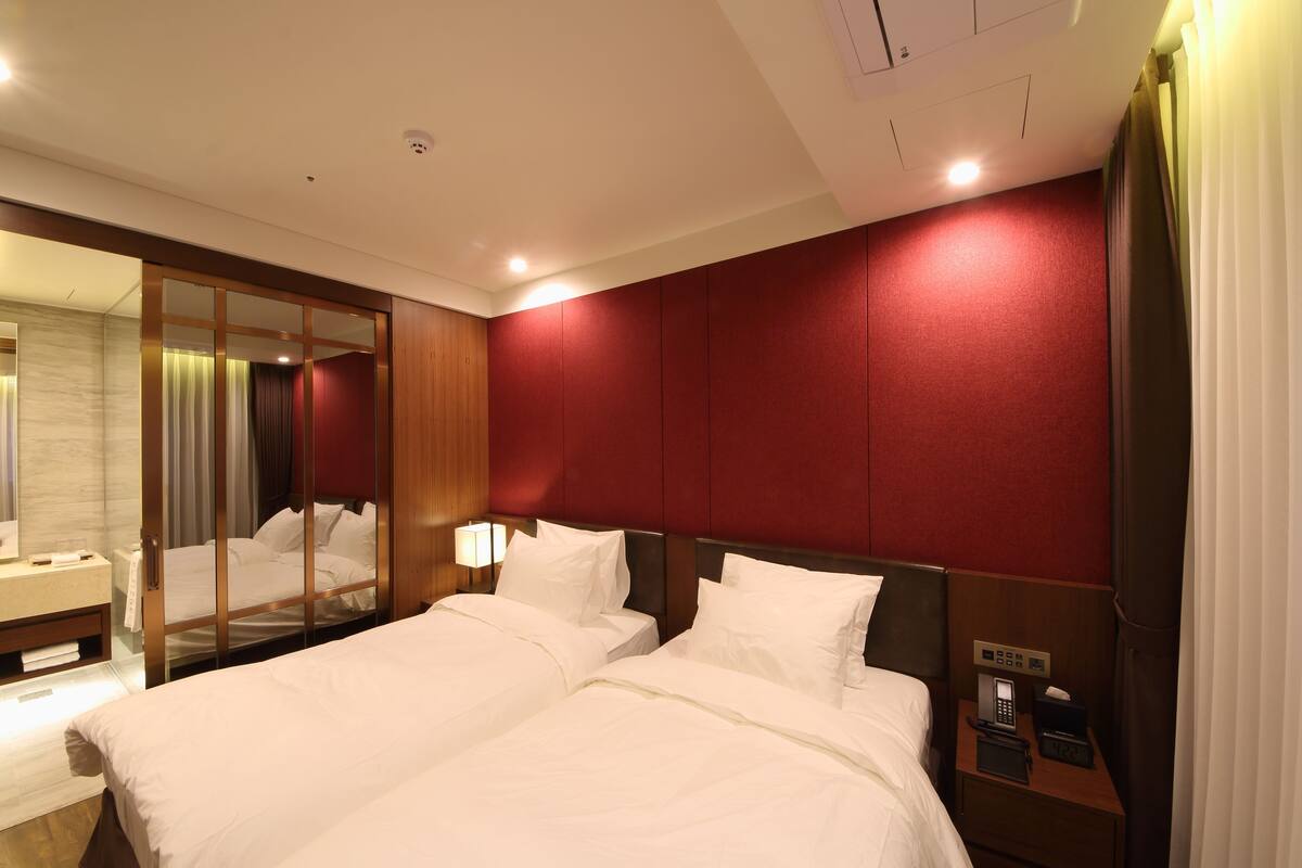 Prestige Suite Twin | 高級寝具、セーフティボックス (室内)、デスク、防音設備