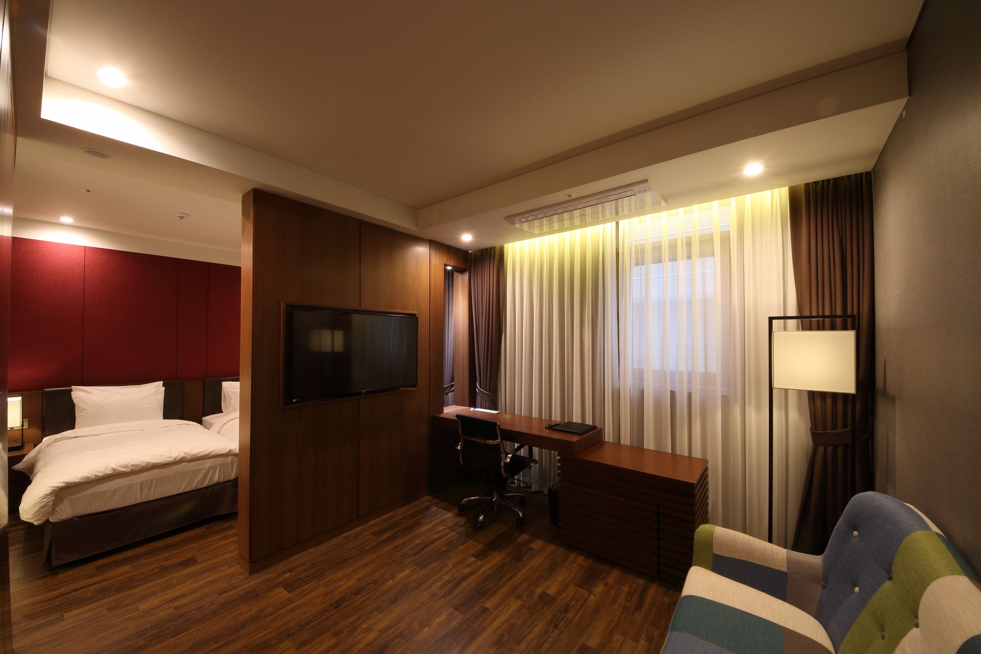 prestige suite twin | premium bedding, in-room safe, desk, soundproofing