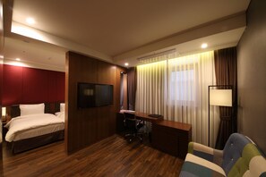 Ropa de cama de alta calidad y caja de seguridad en la habitación 