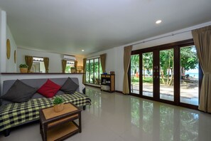 Family Seaview | Wohnbereich | 32-Zoll-LCD-Fernseher mit Satellitenempfang, Fernseher