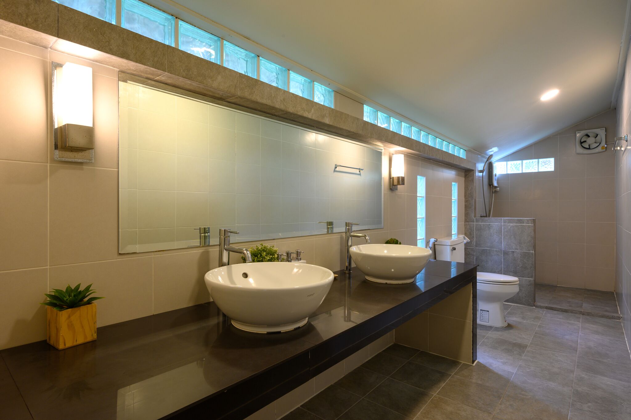 family seaview | bathroom | shower, free toiletries, hair dryer, towels
