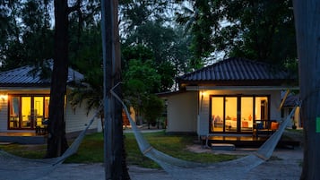 Beachfront Bungalow | Tallelokero huoneessa, yksilöllisesti sisustettu