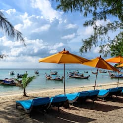 Plage, chaises longues, serviettes de plage, kayak