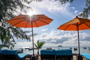 On the beach, sun loungers, beach towels, kayaking - Wapi Resort Koh Lipe (Koh Lipe)