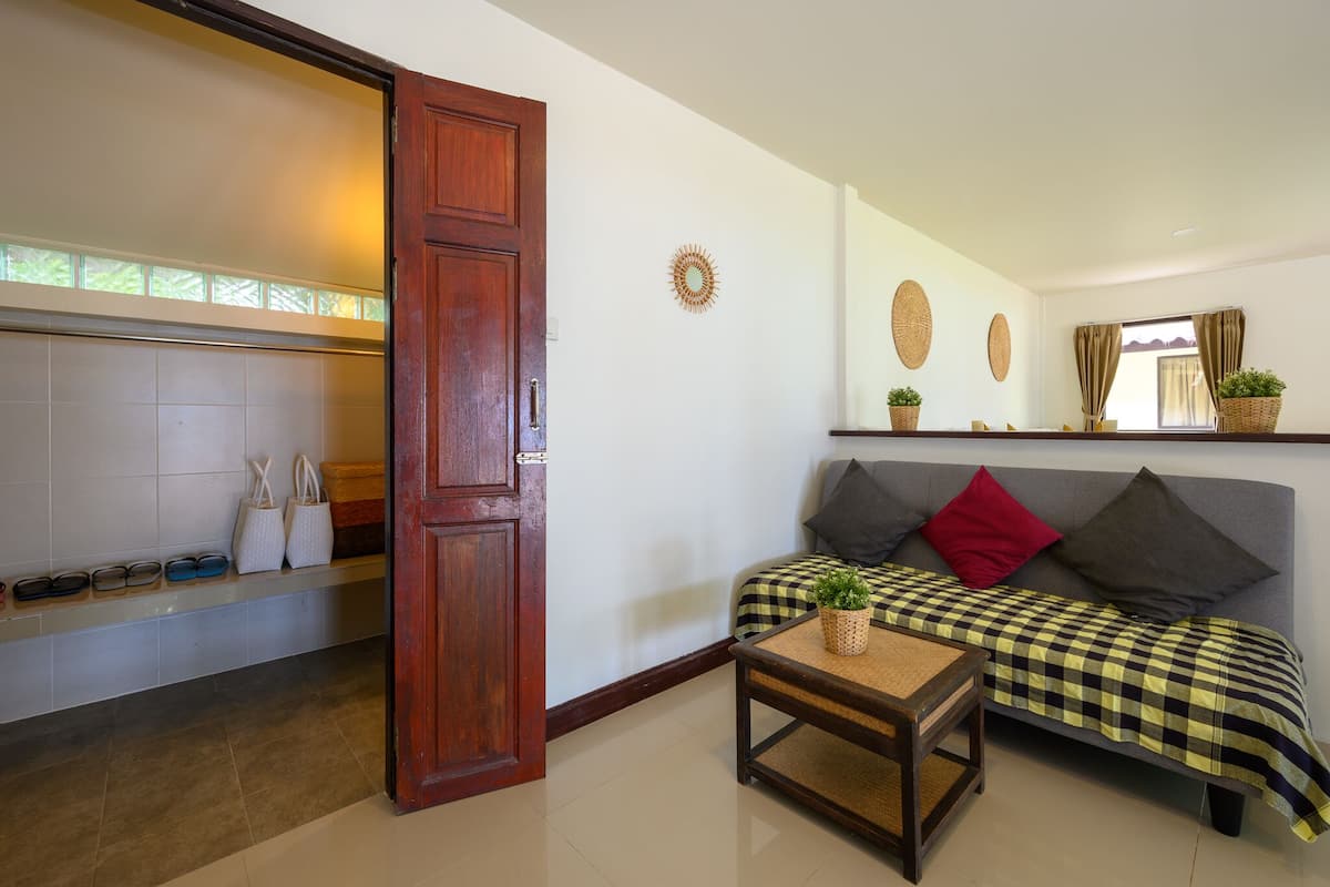 family seaview | living area | 32-inch lcd tv with satellite channels, tv