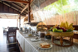 Bữa sáng kiểu Âu hàng ngày với phụ phí nhỏ