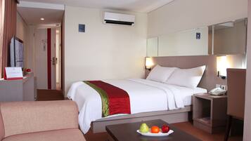 Junior Suite, 1 Katil Raja (King) | Peti besi dalam bilik, meja, Wi-fi percuma