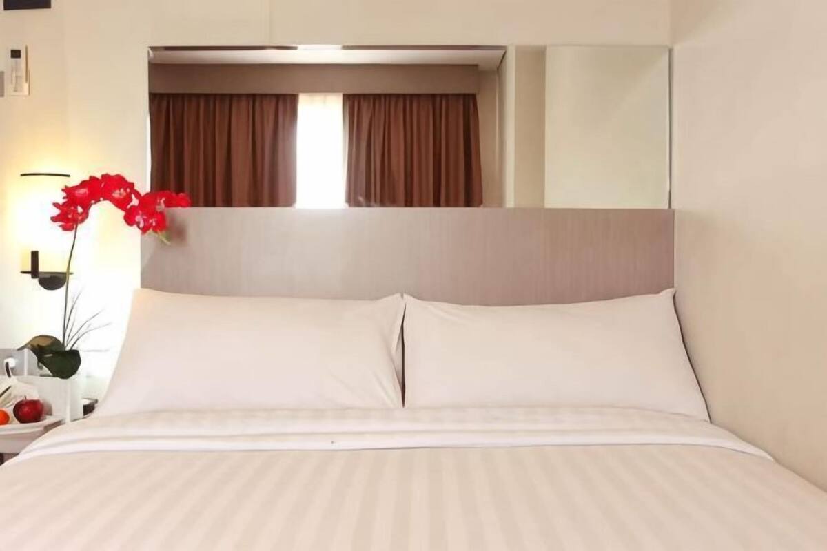 In-room safe, desk, free WiFi