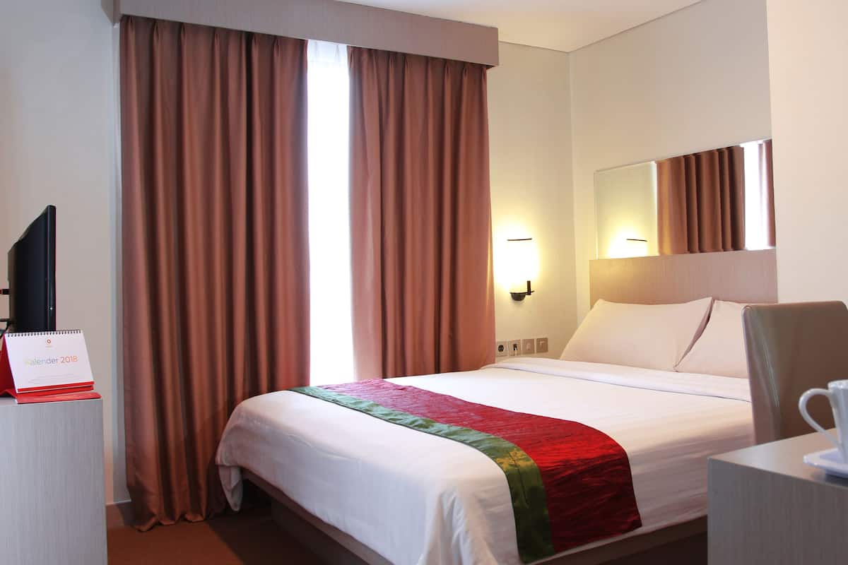 Deluxe Room, 1 Queen Bed | In-room safe, desk, free WiFi