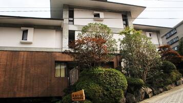 Vista frontal de la propiedad