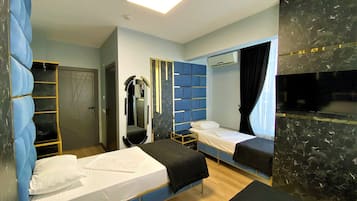 Triple Room | Minibar, in-room safe, laptop workspace, soundproofing