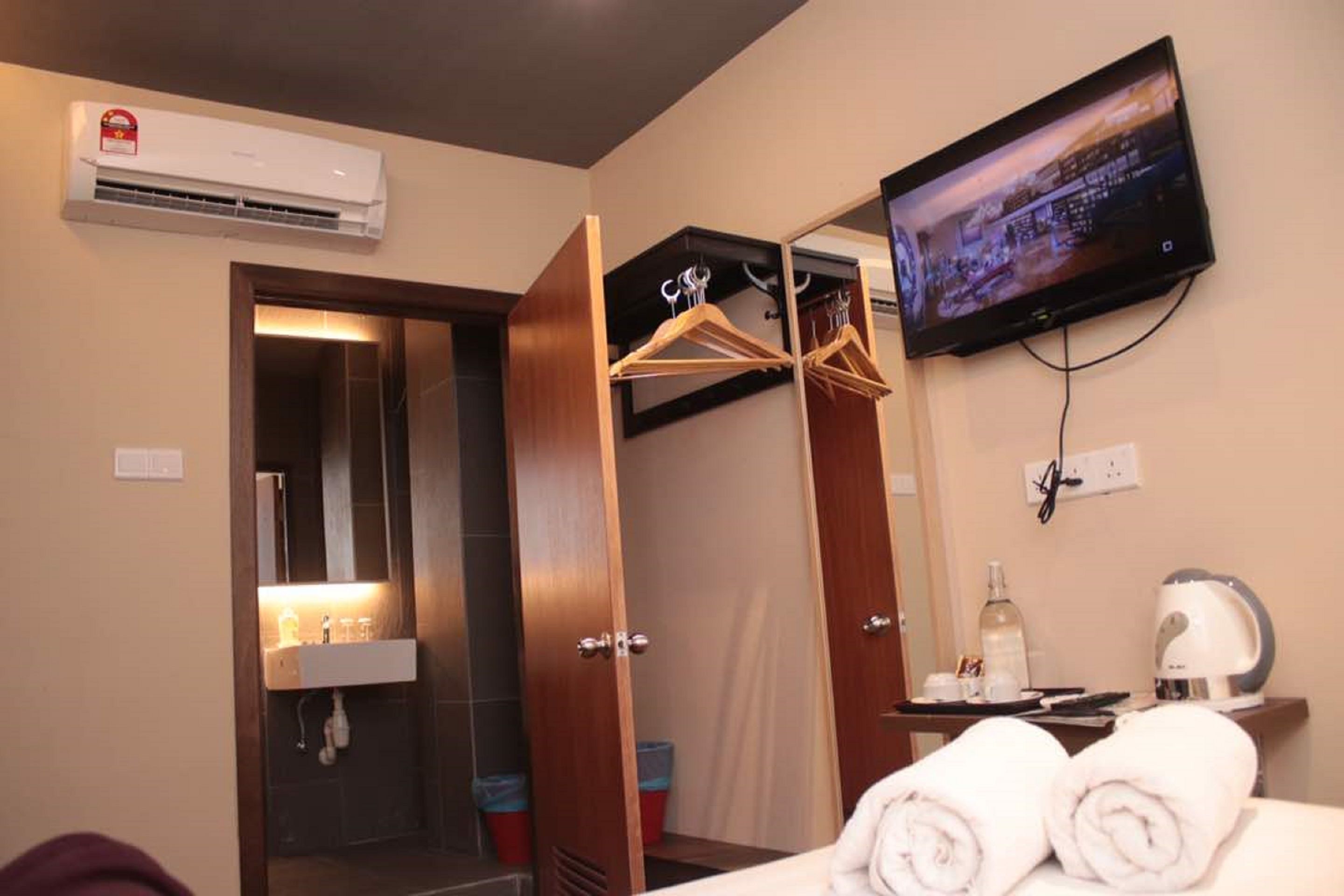 Standard Double without window | Ropa de cama de alta calidad, tabla de planchar con plancha, wifi gratis