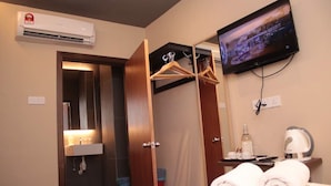 Standard Double without window | 高档床上用品、熨斗/熨板、免费 WiFi、床单