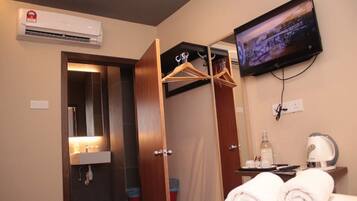 Standard Double without window | Ropa de cama de alta calidad, tabla de planchar con plancha, wifi gratis