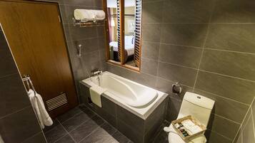 Shower, rainfall showerhead, free toiletries, hair dryer