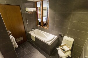 Shower, rainfall showerhead, free toiletries, hair dryer