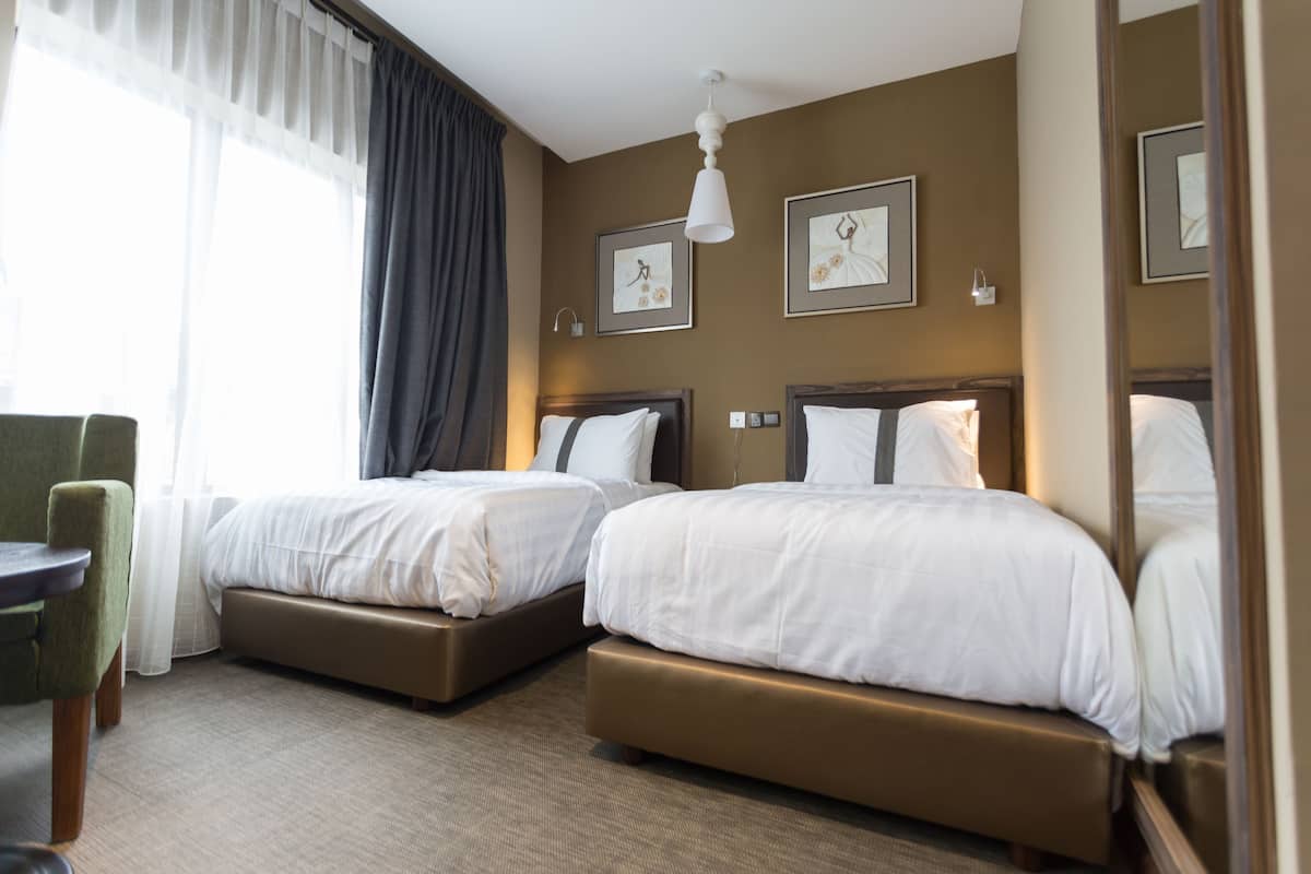 ห้องดีลักซ์ทวิน, 1 ห้องนอน, วิวเมือง | เครื่องนอนระดับพรีเมียม, เตารีด/โต๊ะรีดผ้า, Wi-Fi ฟรี, ผ้าปูที่นอน